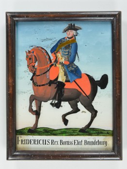 Hinterglasbild: Friedrich der Große in blauem Mantel und mit Dreieckshut auf einem Pferd.