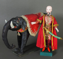 Orientalische Krippenfiguren, links ein schwarzer Elefant, rechts ein Janitschar (=Leibwache des Sultans)