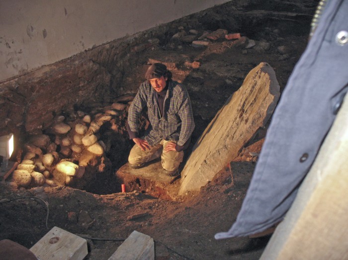 der Archäologe Marcus Simm sucht im Altbau nach Bodenbefunden zur Vorgängerbebauung.