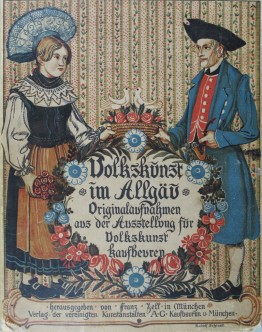 Titelbild des Kataloges zur Ausstellung &quot;Volkskunst im Allgäu&quot; von 1901. Darauf ein Mann und eine Frau in traditioneller Kleidung: die Frau trägt ein langes Dirndl mit Schürze und eine Spitzenhaube, der Mann trägt einen Dreieckshut und einen blauen Mantel über einem roten Revers. Zwischen ihnen halten sie einen Schild mit dem Titel der Ausstellung, umgeben von einem Blumenkranz. 