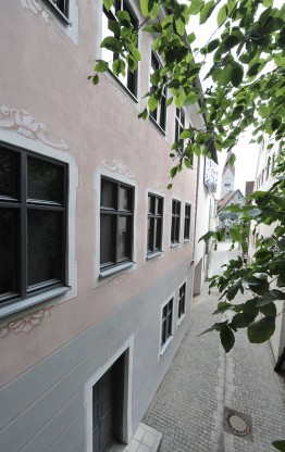 Außenfassade des Stadtmuseums mit Blick in das Kaisergäßchen Richtung Schmiedgasse, im Hintergrund der Turm der St. Martinskirche