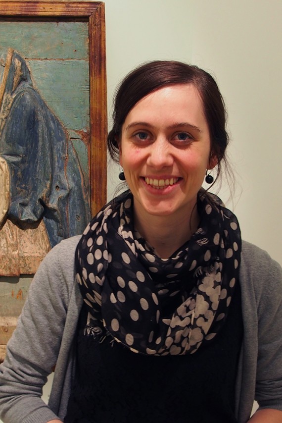 Museumsleiterin Frau Weber, im Hintergrund ein halbes Bild mit einer Skulptur