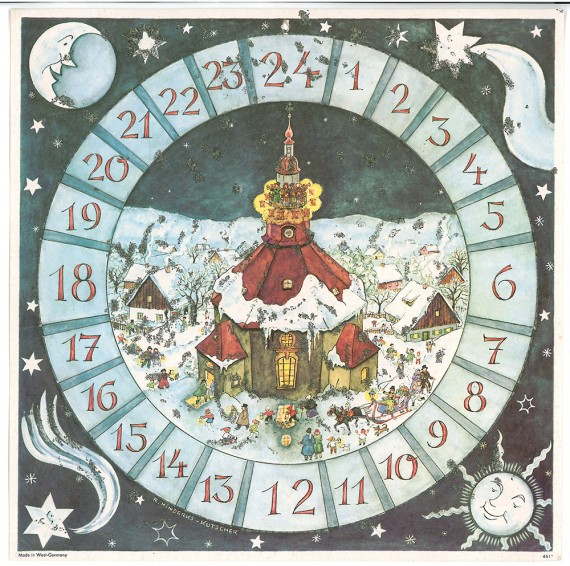 runder Adventskalender, in der Mitte ein Bild einer von Schnee bedeckten Stadt, in der Mitte eine sechseckige Kirsche, drumherum viele Menschen auf einem Weihnachtsmarkt. In einem "Rad" um das Bild stehen die Ziffern von 1 bis 24.