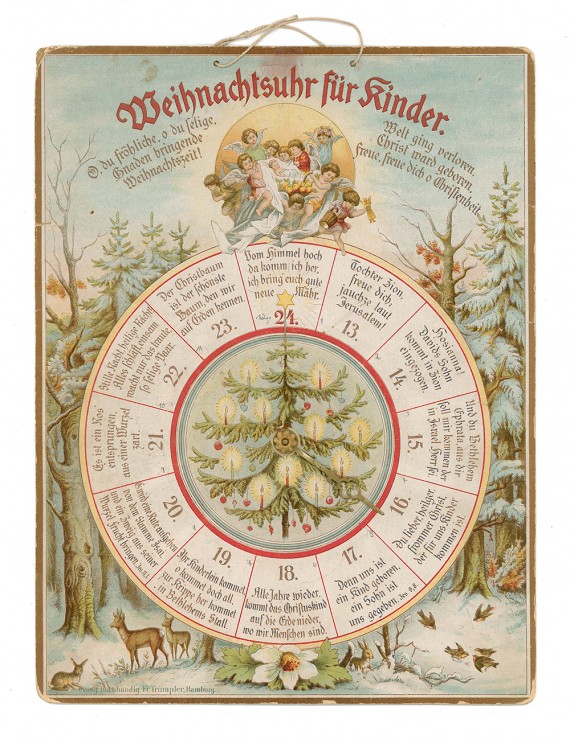 Weihnachtsuhr: Im Hintergrund ein beschneiter Wald mit einigen Tieren, dar&uuml;ber eine kleine Engelsschaar. In der Mitte ein Weihnachtsbaum mit brennenden Kerzen. Um den Baum herum eine Scheibe mit Spr&uuml;chen zu jedem einzelnen Adventstag 