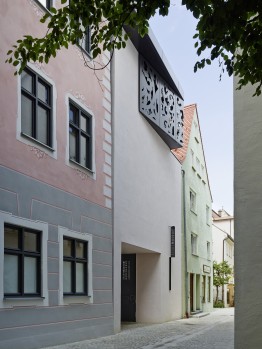 links Außenfassade des Stadtmuseums mit Blick auf das Kaisergäßchen