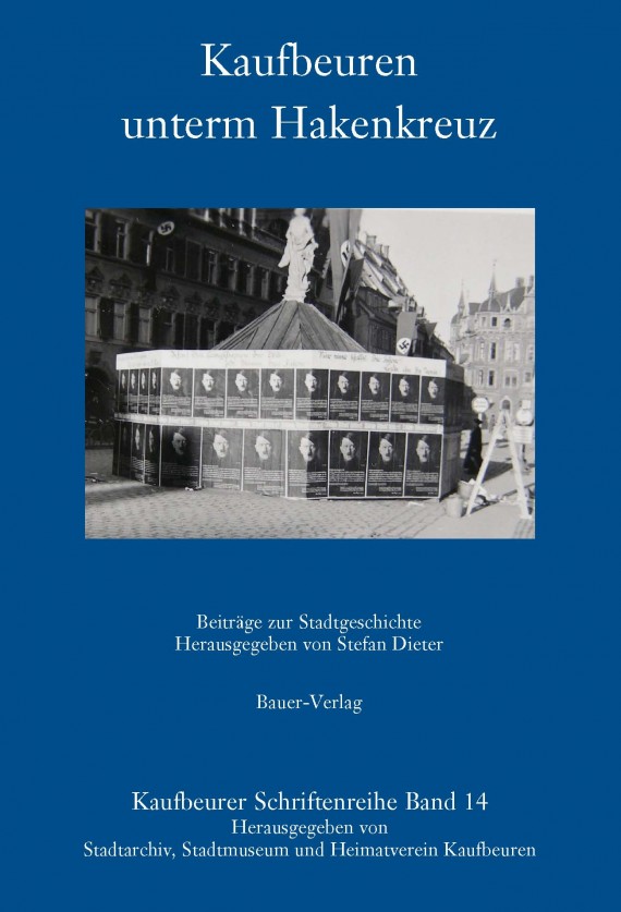 Blaues Buch mit dem Titel: "Kaufbeuren unterm Hakenkreuz". Auf dem Cover ist ein Bild des Neptunbrunnens zu sehen, der von Hitler-Plakaten umgeben ist.
