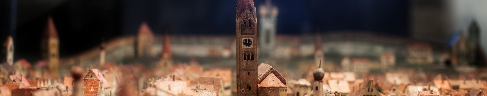 Miniaturmodell der Stadt Kaufbeuren. Im Zentrum der Kirchturm der Martinskirche. 