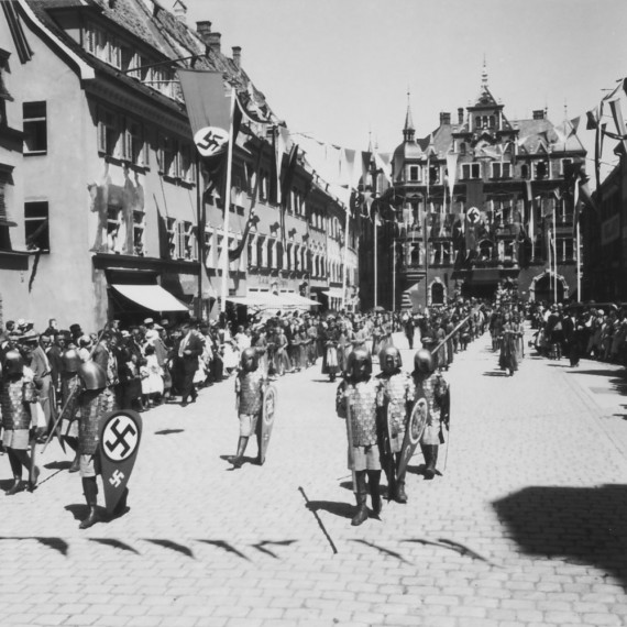 Foto des Tänzelfestumzuges in der Kaiser-Max-Straße mit Rathaus 1937