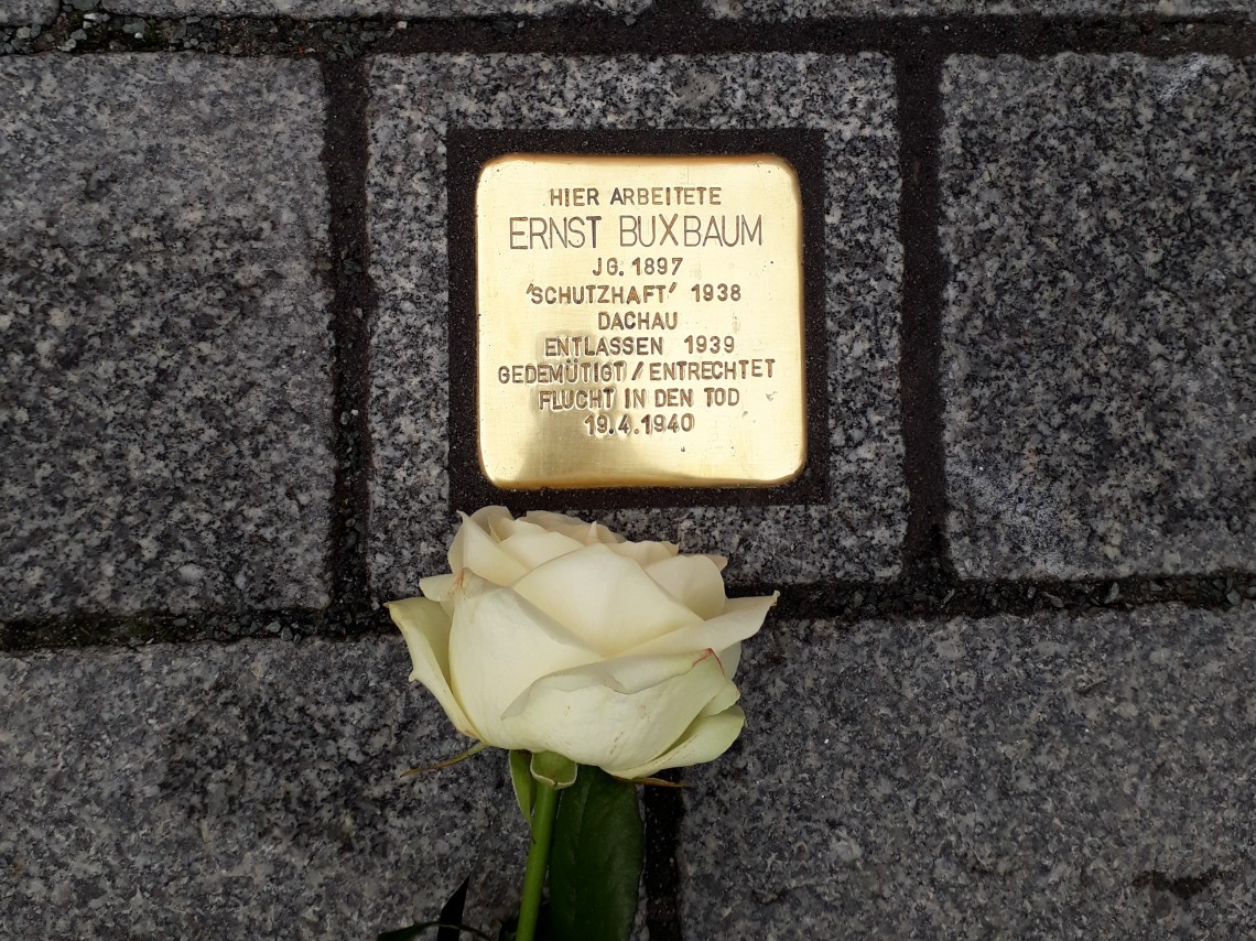Stolperstein Ernst Buxbaums mit weißer Rose