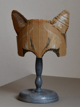 fertige angemalte Tigermaske auf einem Ständer