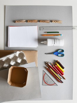 Bastelmaterialien: Schere, Stifte, Kleber, Lineal, Wäscheklammern, Block, Kartonagen