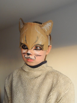 Kind trägt Tigermaske und hat sich Schnurrhaare auf die Backen gemalt