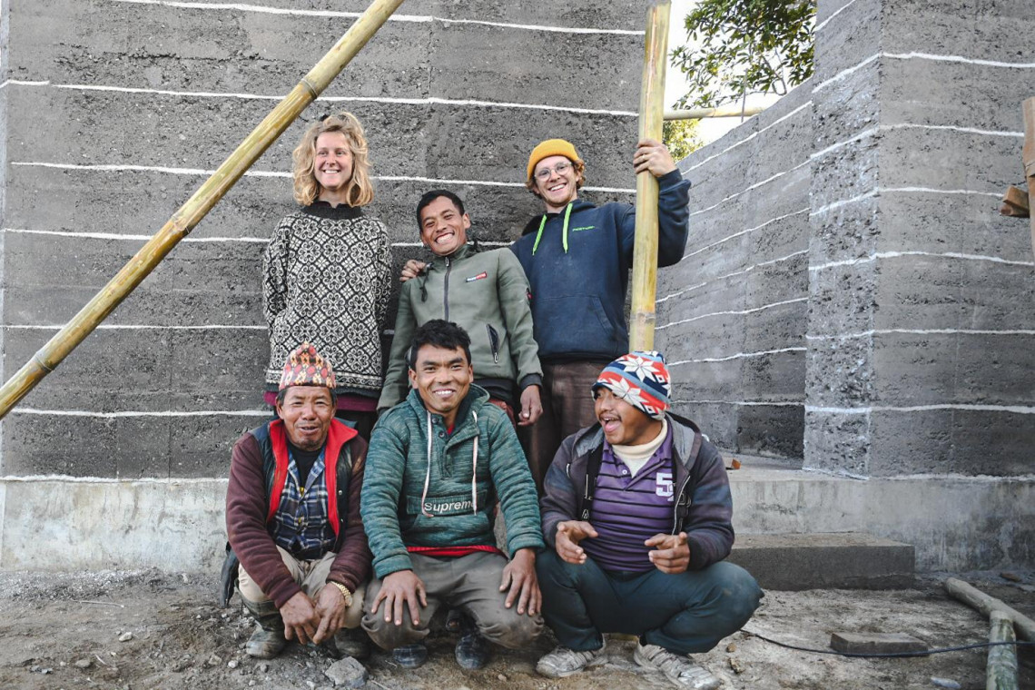 eine Gruppe von 6 Personen, darunter zwei von Supertecture, stehen vor einem Rohbau