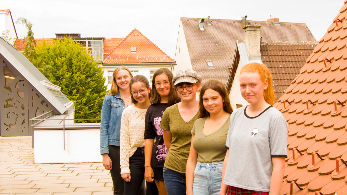 sechs Teilnehmerinnen des Workshops auf der Dachterasse des Museums, dahinter Dächer Kaufbeurer Altstadthäuser
