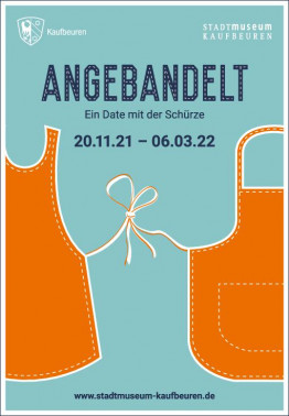 Plakat der Sonderausstellung &quot;Angebandelt Ein Date mit der Schürze&quot; vom 20.11.21 - 06.03.22, Hintergrund hellblau, auf der rechten und linken Seite jeweils eine halbe orange Schürze, welche in der Mitte mit einer Schleife zusammengebunden sind