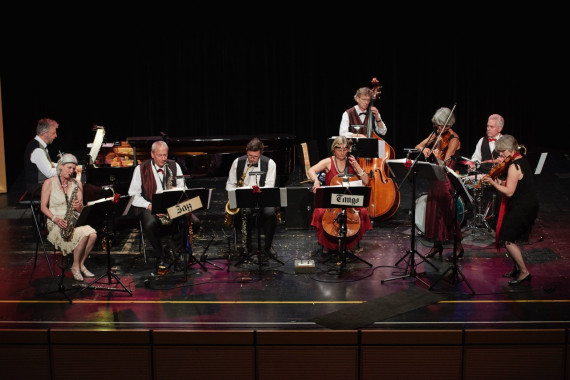 La Rose Rouge, 5 Herren und 4 Damen auf der Bühne bei einem Konzert