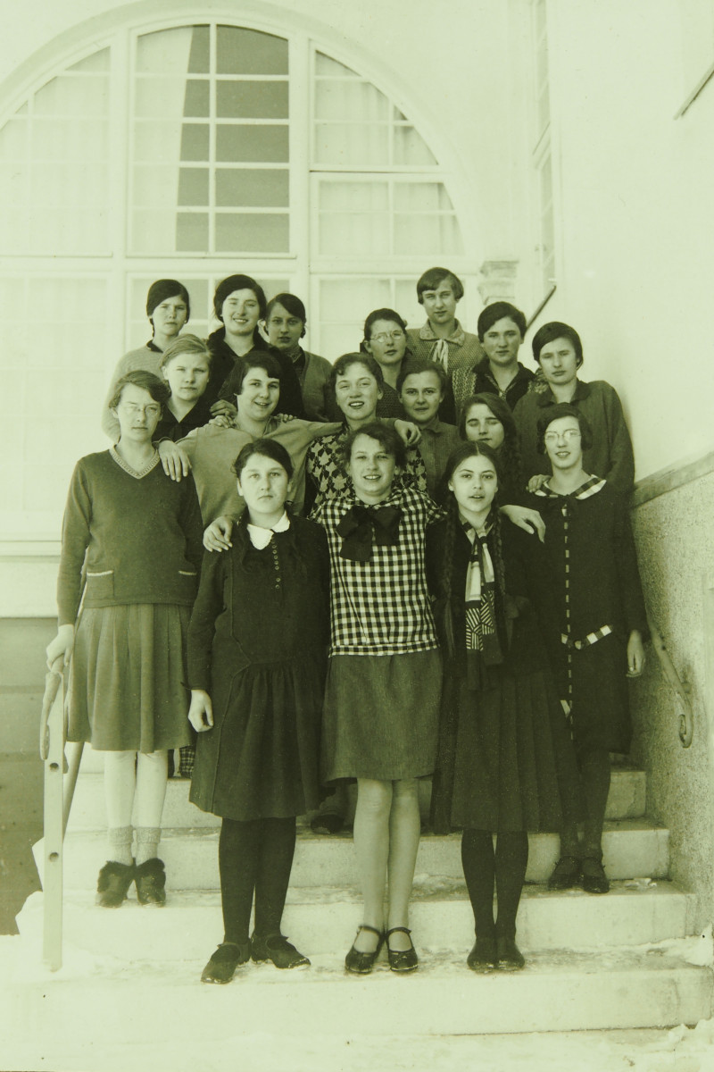 Schülerinnen der Marienschule 1929 in Gruppen hintereinander auf einer Treppe stehend. Schwarz/weiß-Aufnahme