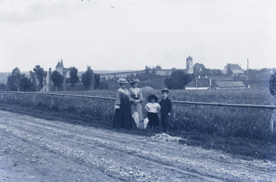 Foto aus dem fr&uuml;hen 20. Jahrhundert, Blick auf die Blasiuskirche,die Stadtmauer, den F&uuml;nfknopfturm und das ehemalige Rosenbrauereigel&auml;nde vom heutigen Kesselberg aus.