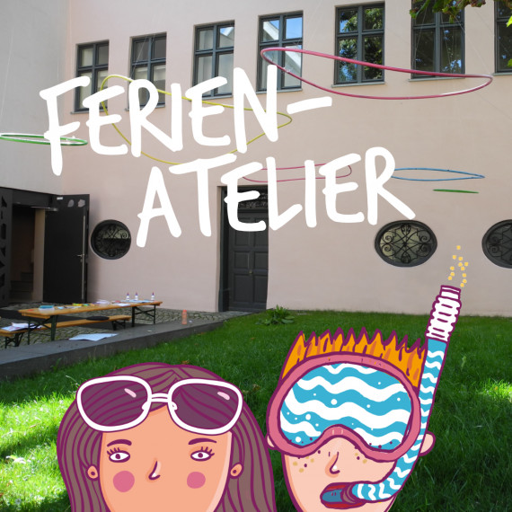 Blick in den Museumshof, in der oberen Hälfte die Aufschrift &quot;Ferien-Atelier&quot;, am unteren Bildrand zwei gemalte Kinderköpfe 