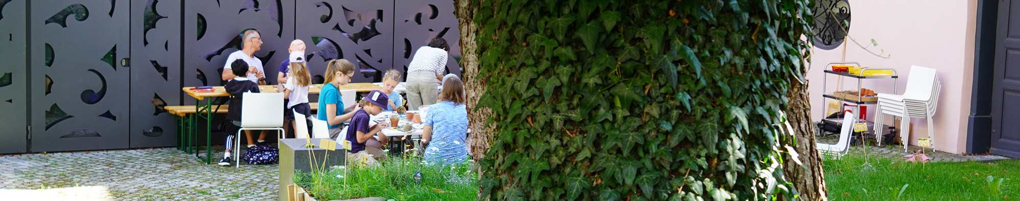 Blick in den Museumshof während eines Ferien-Atelier-Workshops