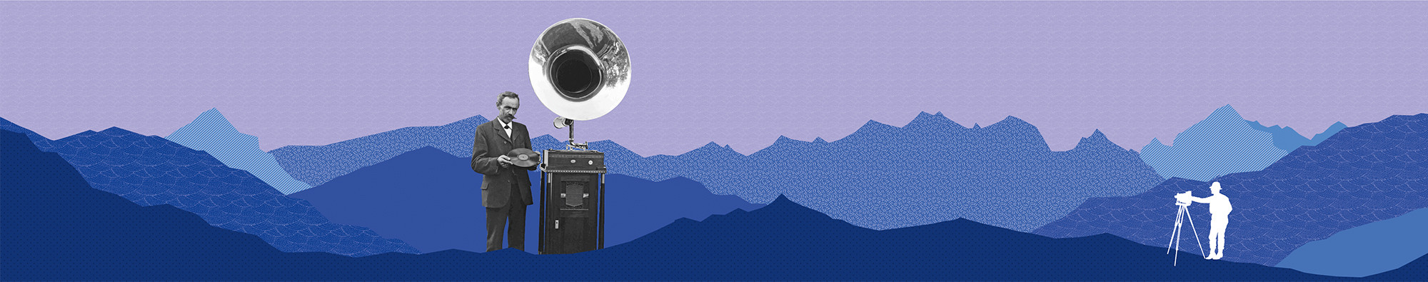 breites, blaues Bergpanorama, darin als Foto ein Mann neben einem Grammophon und weiße Silhouette eines Mannes mit Plattenkamera