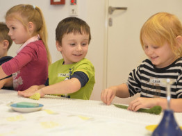 Kinder filzen einen Holzwurm.